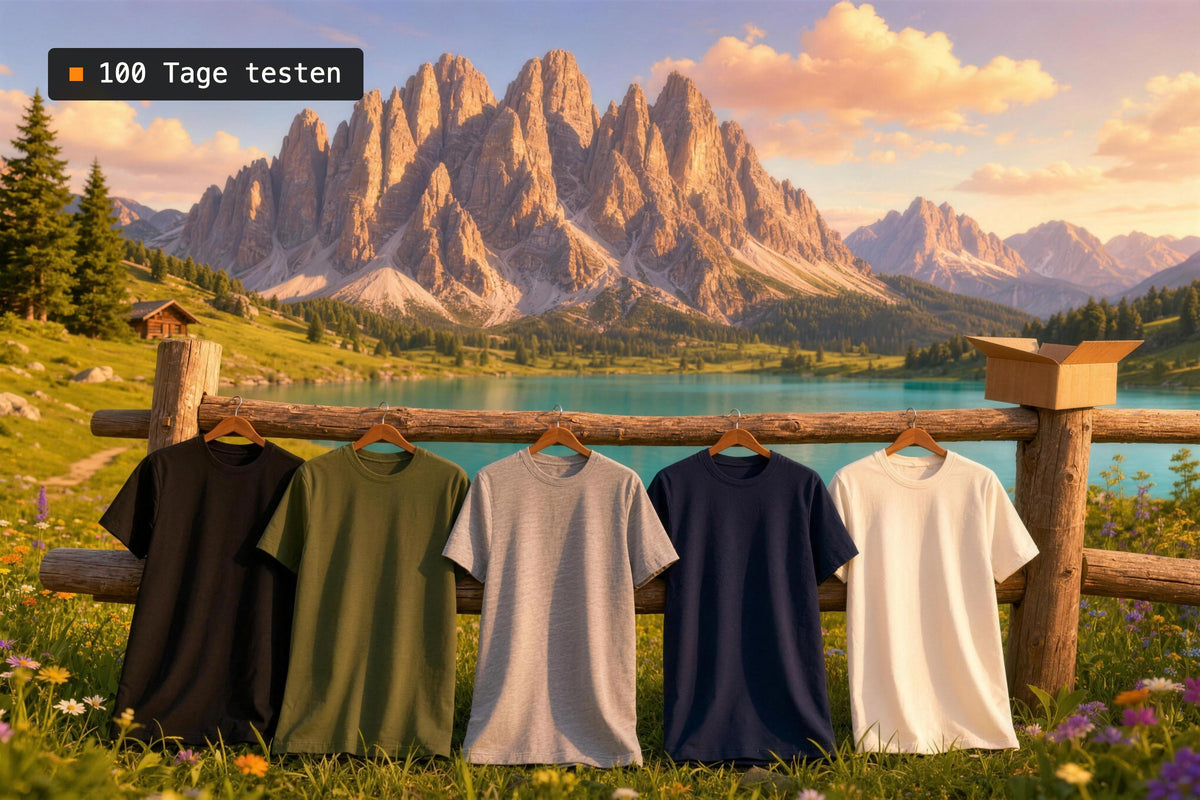 Fünf Merino Shirts in verschiedenen Farben am Holzzaun mit Bergsee